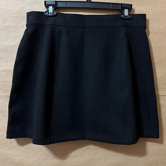 Spanx | NWT Faux Suede Mini Skirt A-Line Skort Built in Shorts Black Size XL - Picture 9 of 11